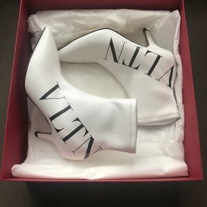 Valentino VLTN ankle boots. Brand new, size 6. White color